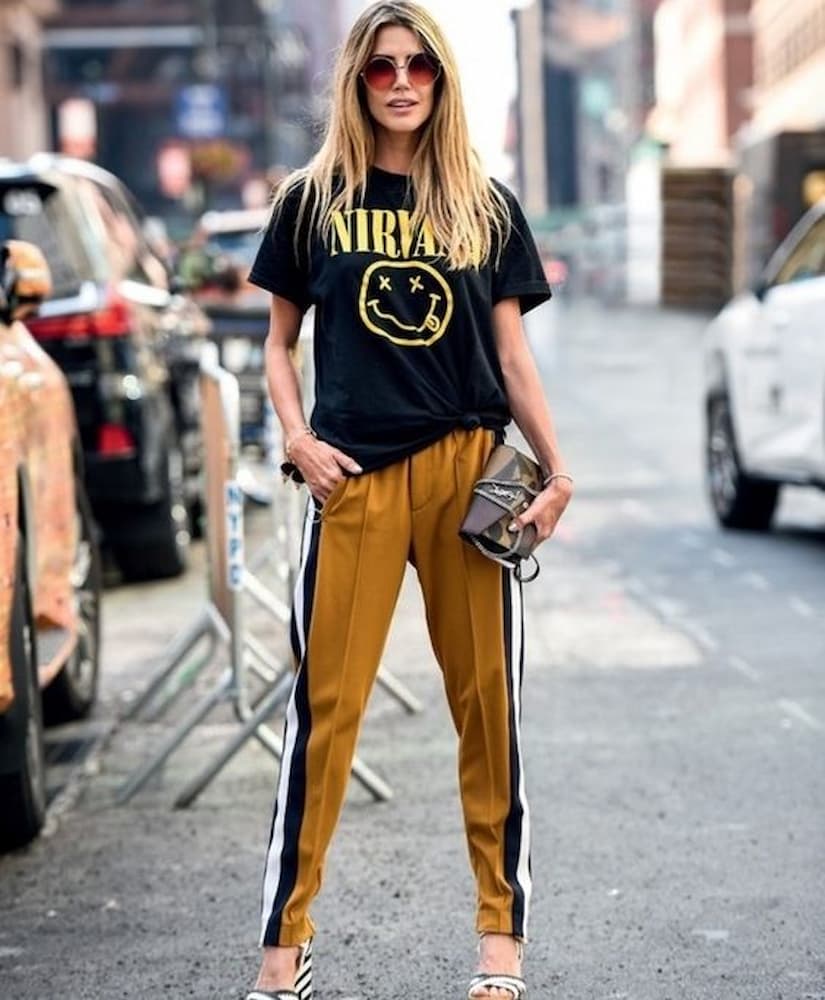 look com camiseta de banda de rock e calça esportiva