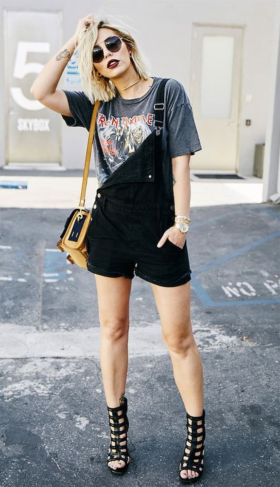 look com camiseta de banda de rock e jardineira preta 