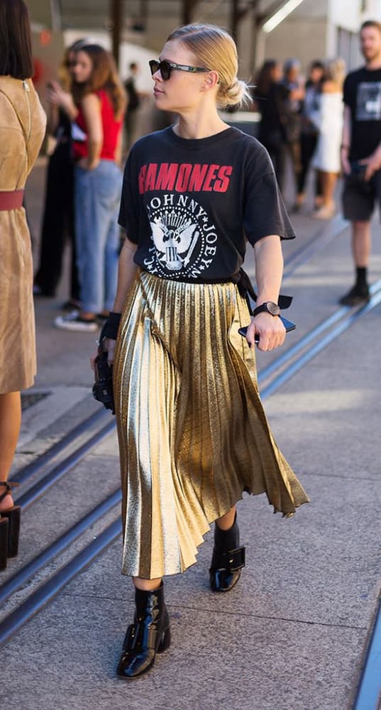 look com camiseta de banda de rock e saia midi plissada dourada 