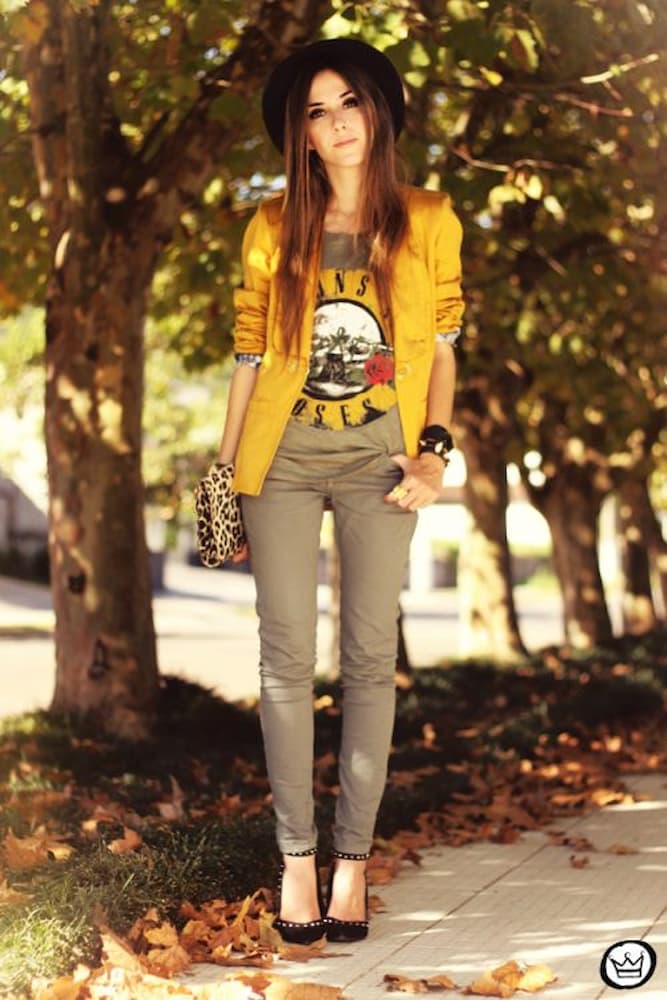 look com camiseta de banda e blazer amarelo para trabalhar