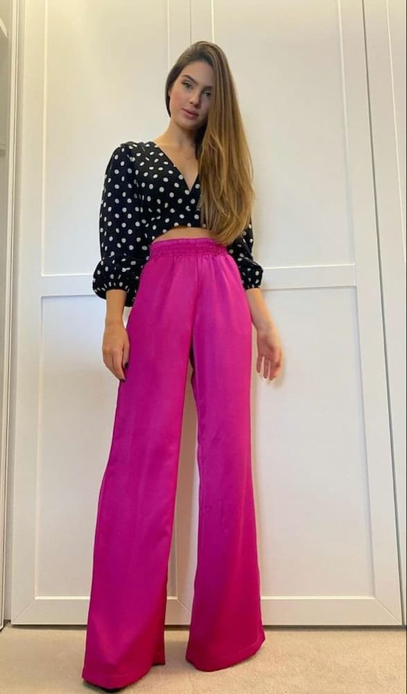 look de trabalho com cropped de bolinhas de manga longa e calça rosa 