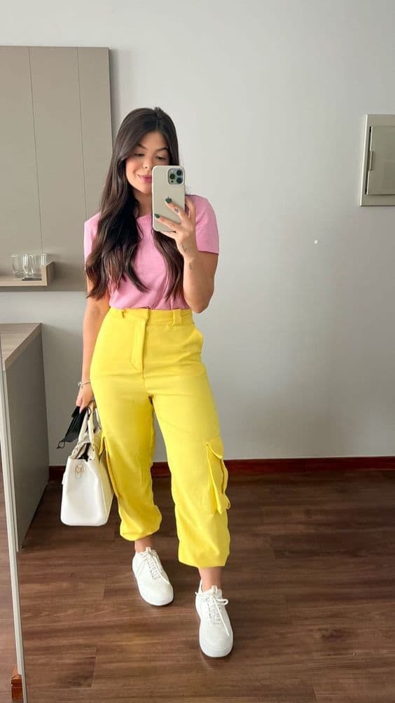 look informal para entrevista de emprego com calça amarela e camiseta rosa