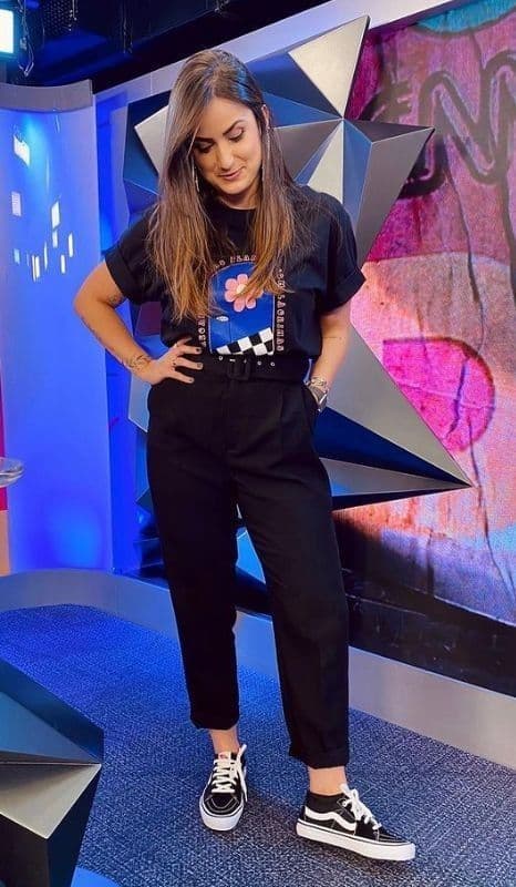 look informal para entrevista de emprego com camiseta estampada e calça alfaiataria preta