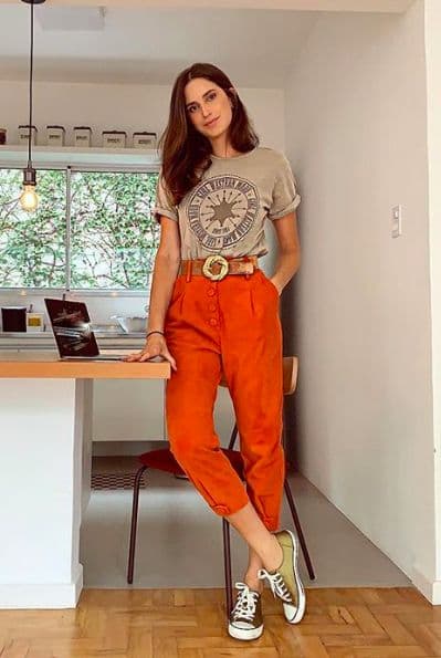 look informal para entrevista de emprego com tênis e calça laranja 