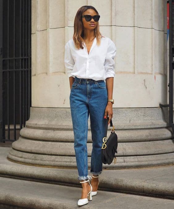 look para entrevista de emprego com calca jeans e camisa branca 