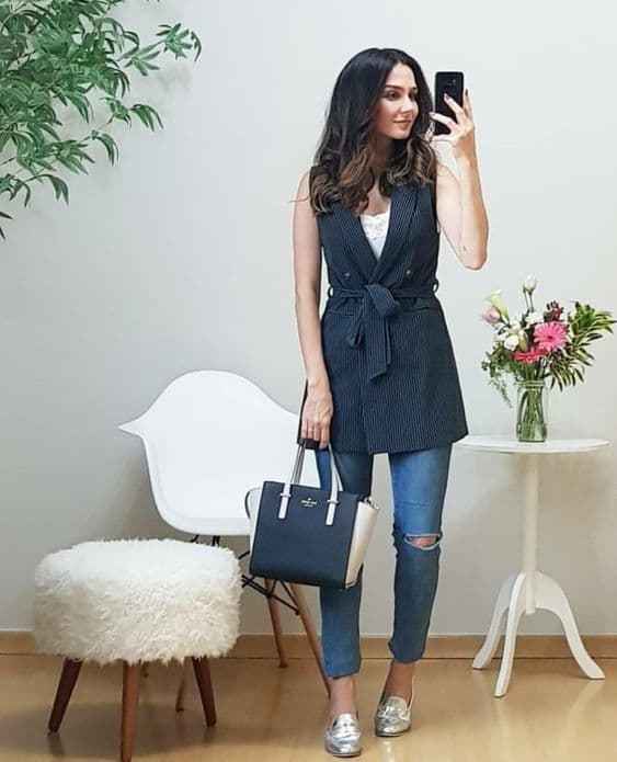 look para entrevista de emprego com calça jeans e colete azul marinho