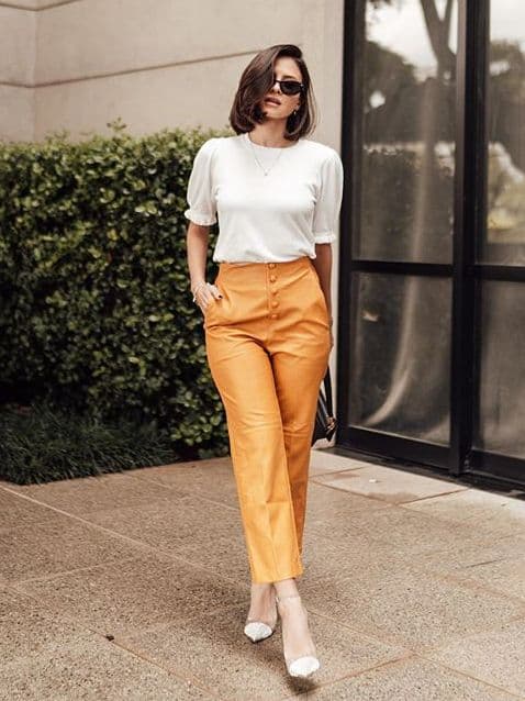 look para entrevista de emprego com calça laranja e camiseta com detalhe na manga