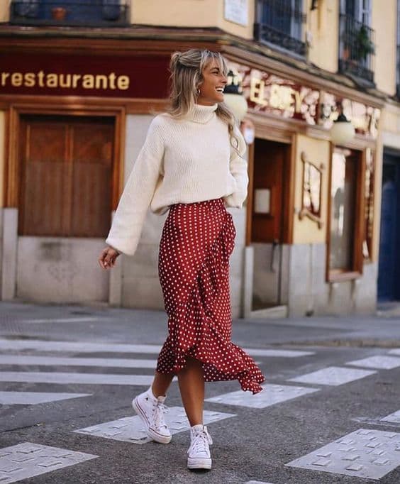 look para ir em Campos do Jordão em meia estação com blusa de lã e saia midi de bolinhas 