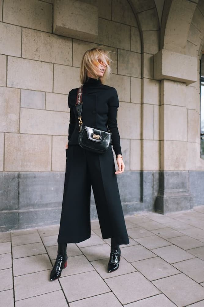 look todo preto de inverno com calça midi e bolsa transversal 