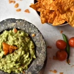 receita de guacamole simples servida com nachos