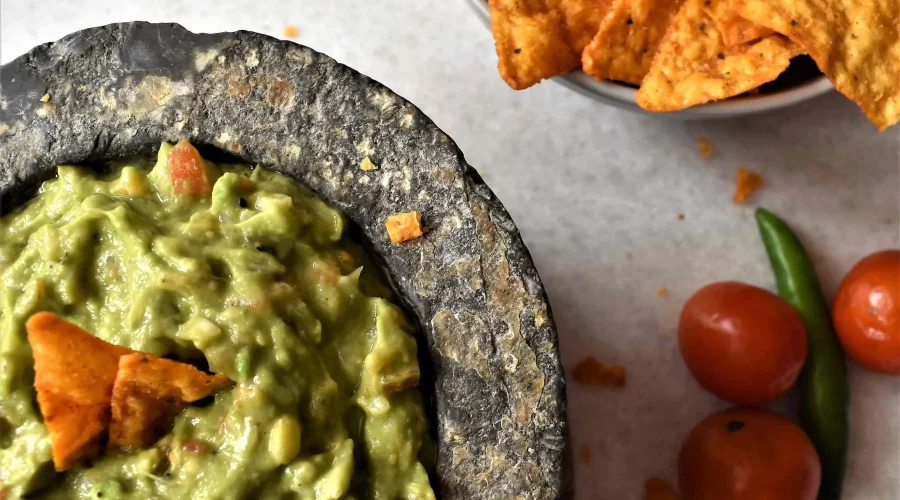 receita de guacamole simples servida com nachos