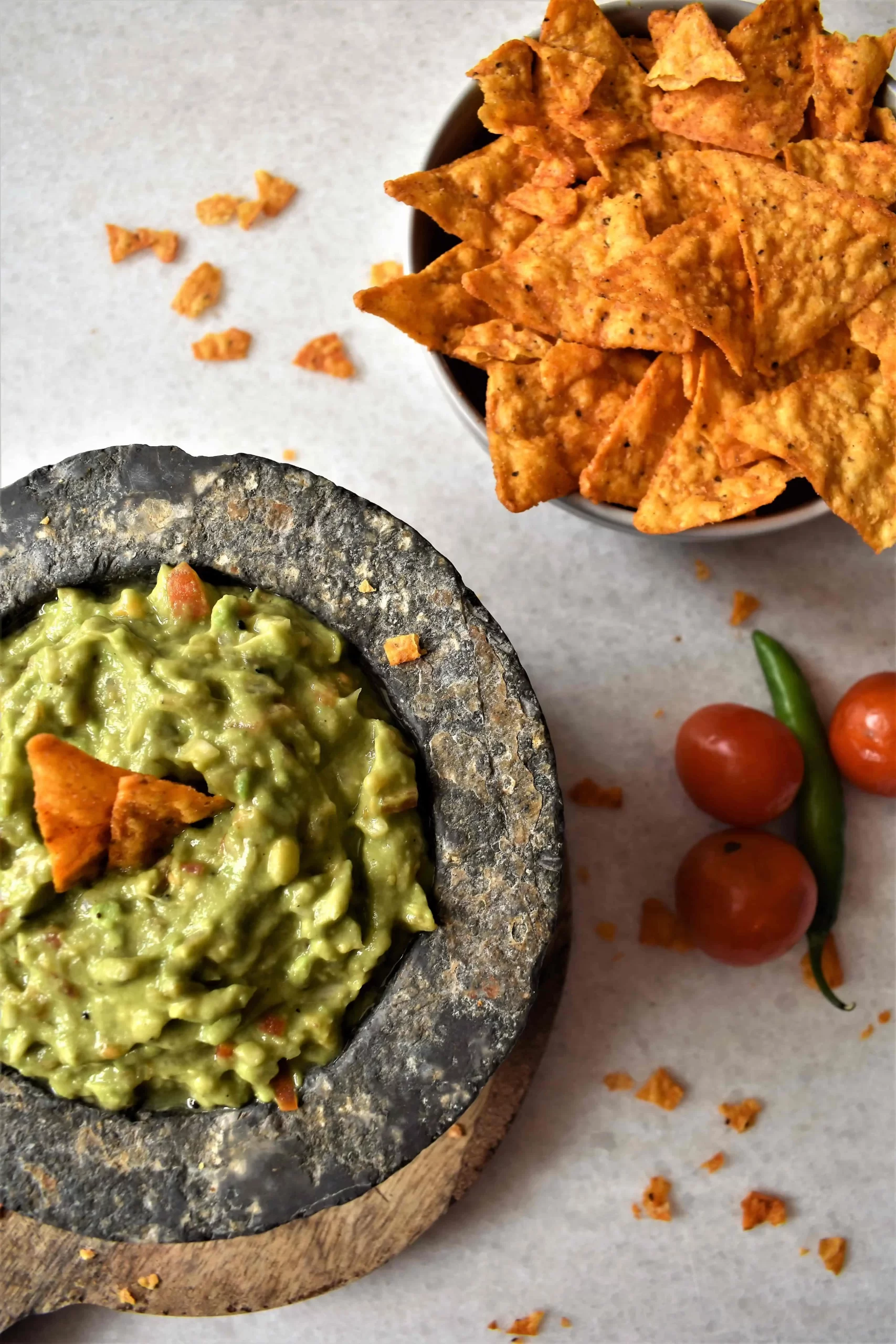 receita de guacamole simples servida com nachos