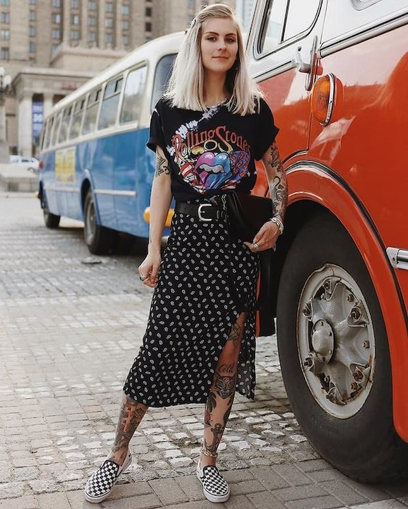 saia midi estampada para look com camiseta de banda e tênis 