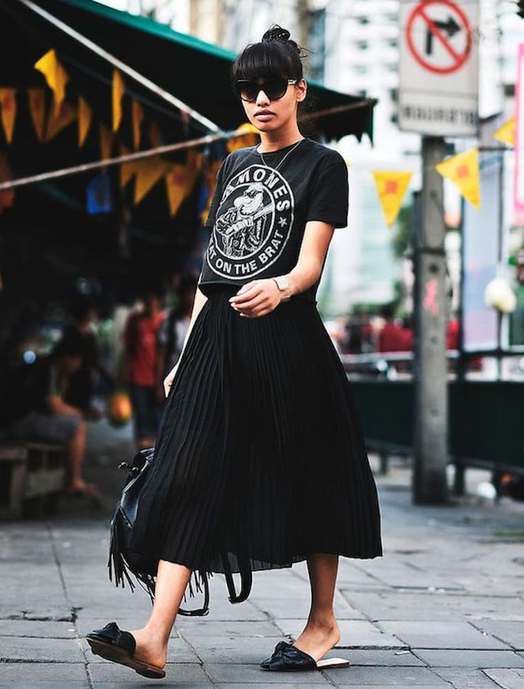 saia midi preta para look com camiseta de banda