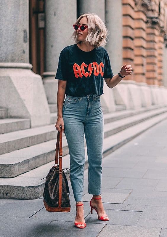 sandália delicada para look com camiseta de banda de rock e calça jeans 