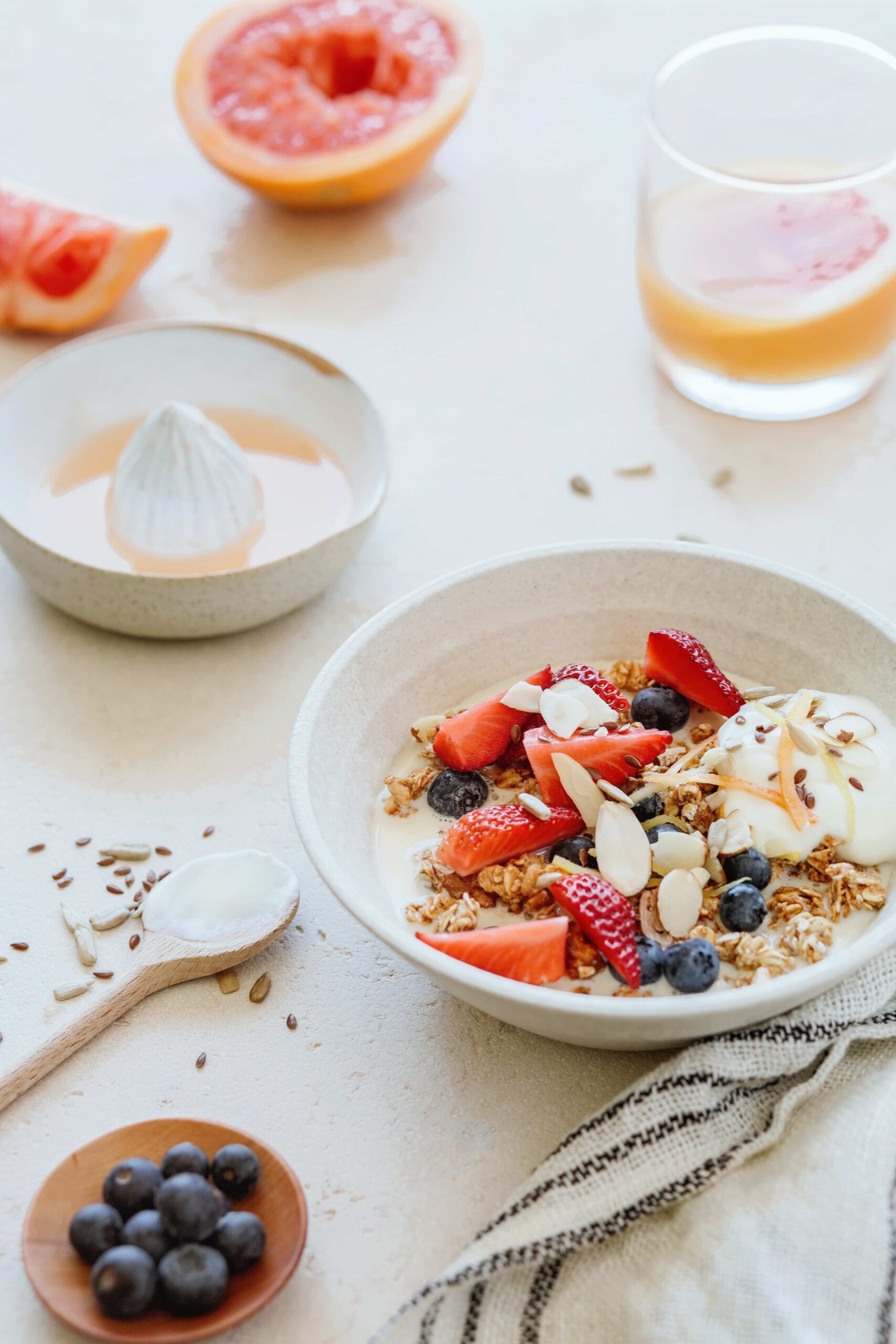 Iogurte grego com frutas e cereais para alimentos que saciam a fome e emagrece