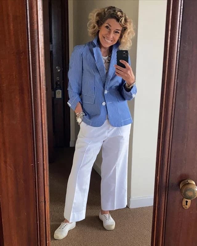 blazer azul listrado para look com calça de alfaiataria branca 