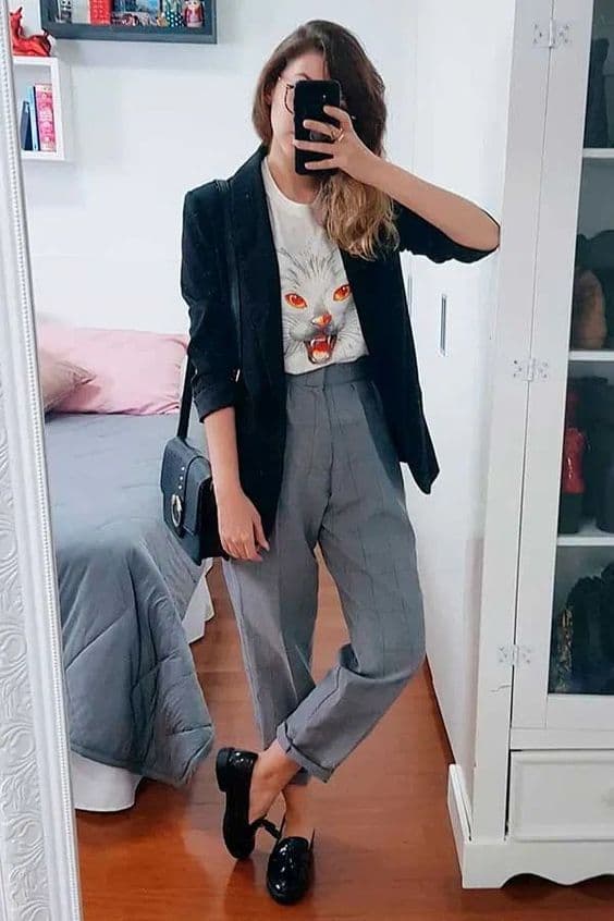 camiseta para look com calça de alfaiataria cinza e blazer preto 