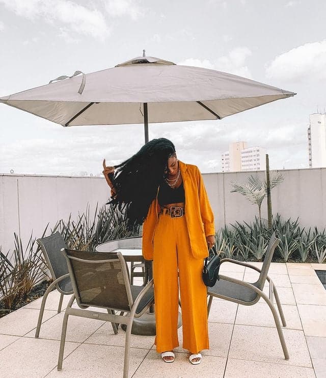 conjunto de look com calça de alfaiataria e blazer amarelo