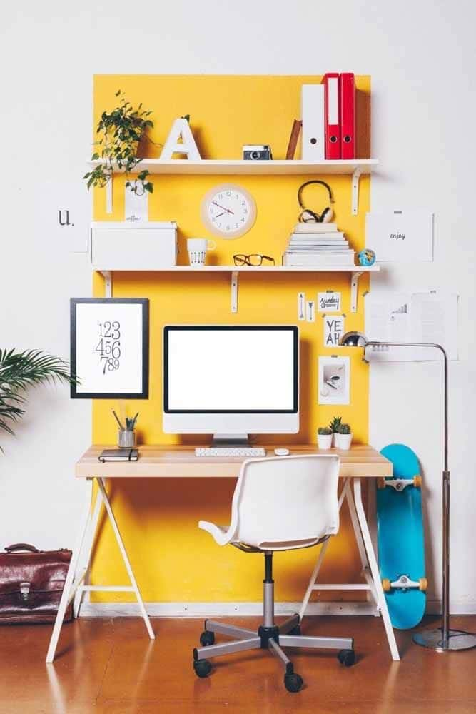 feng shui home office branco pintado com detalhe em amarelo na parede