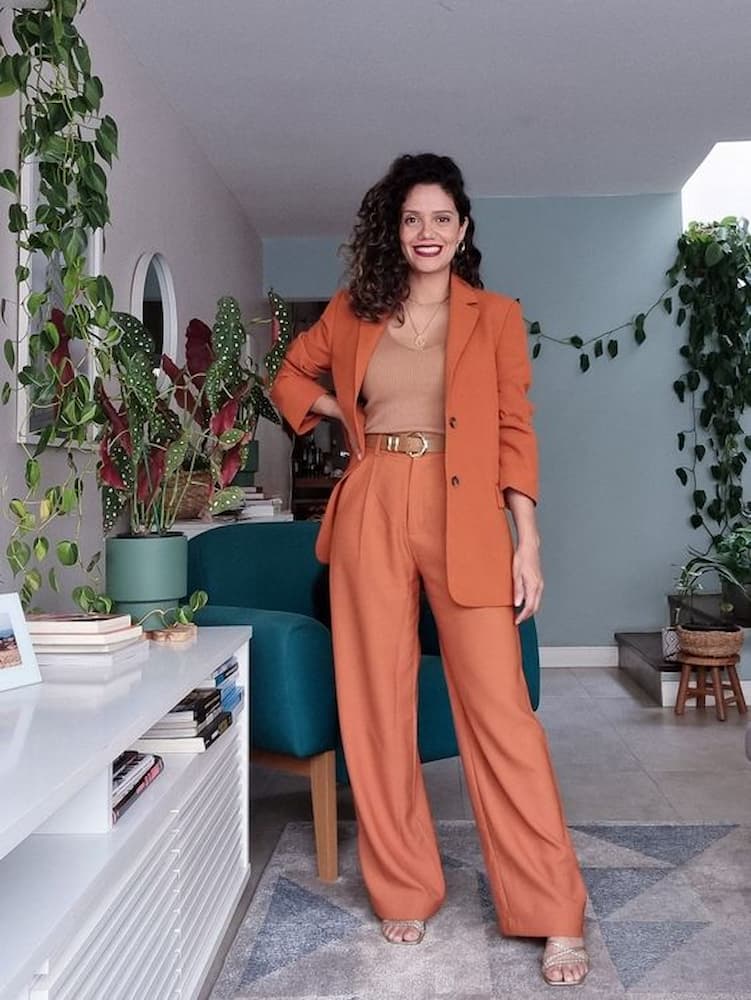 look com calça de alfaiataria e blazer laranja 