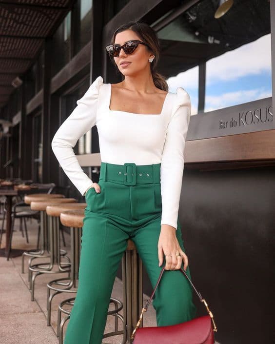 look com calça verde e blusa branca com decote quadrado