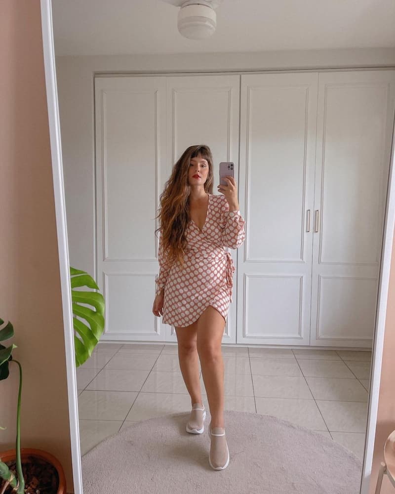 look de vestido curto com tênis nude 