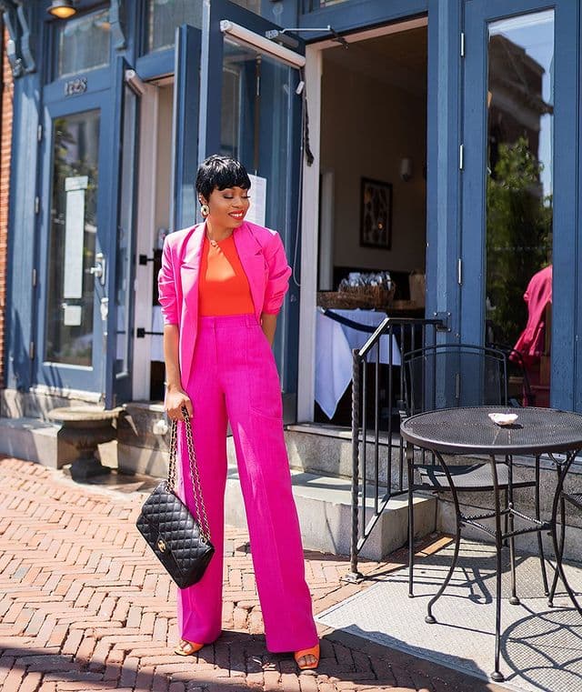 look feminino rosa e laranja com blazer e calça de alfaiataria 