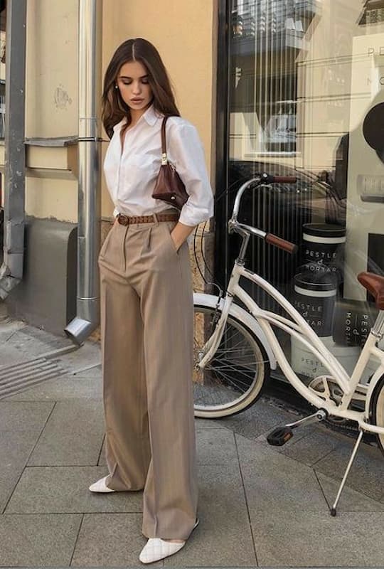 Looks com calça de alfaiataria bege e sapato branco 