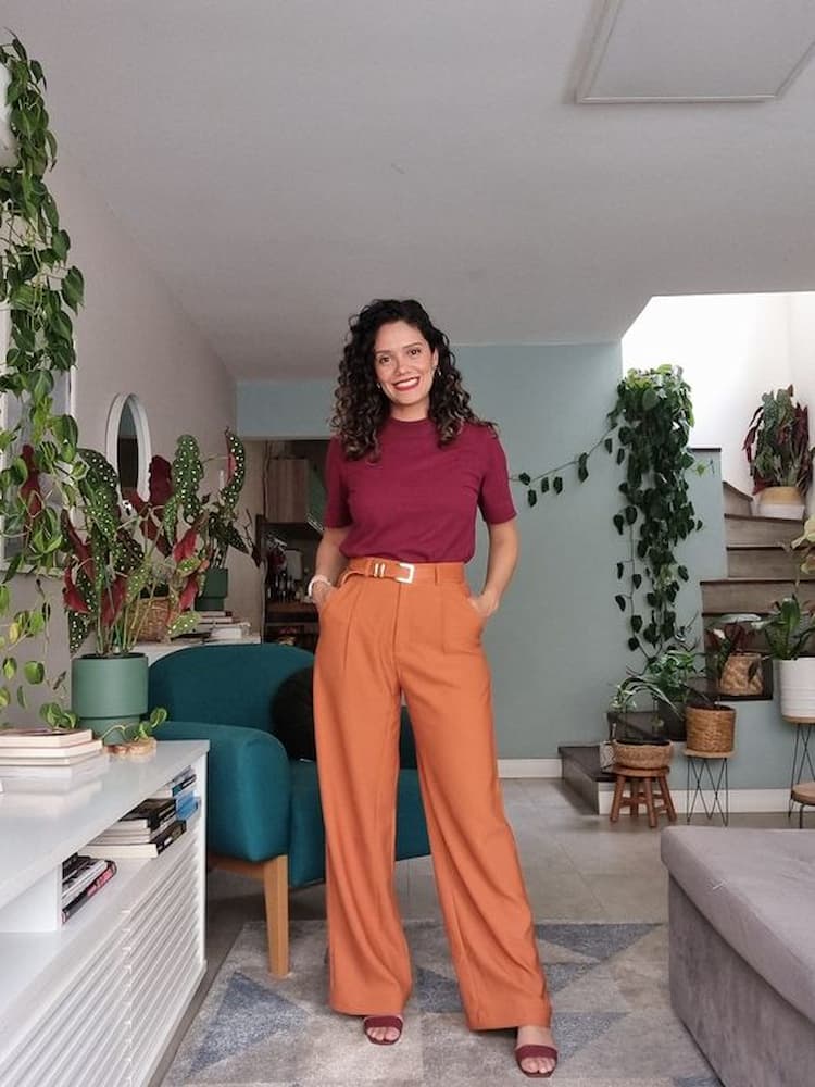 looks femininos com calça de alfaiataria laranja e camiseta bordo 