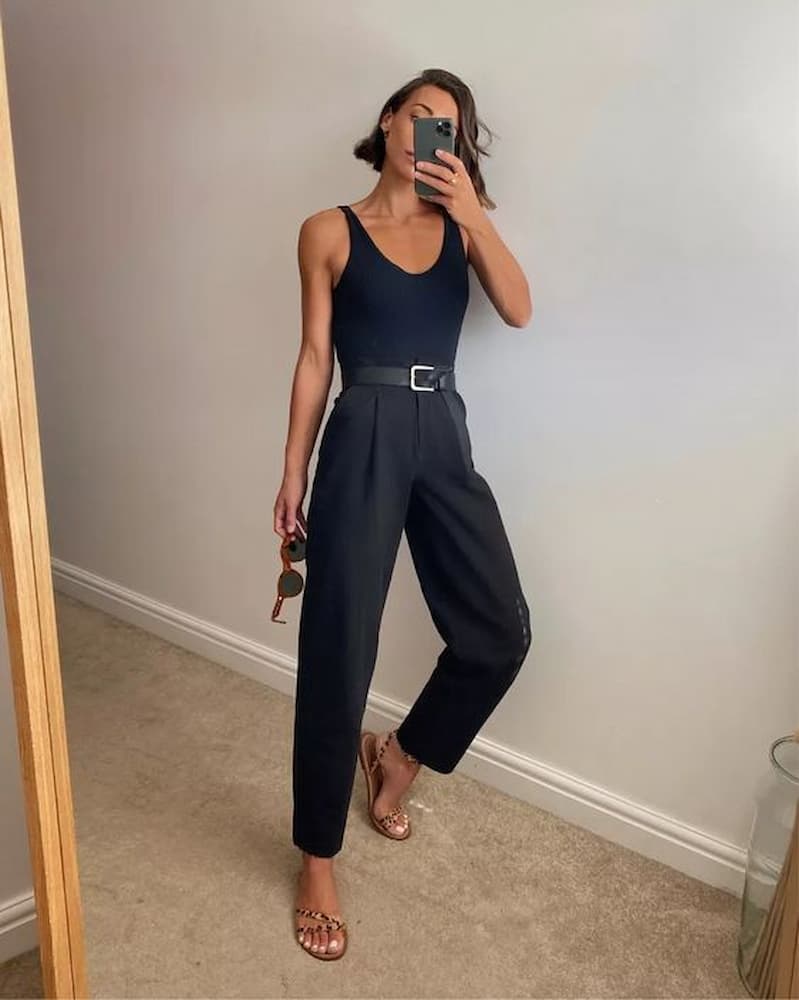 looks femininos com calça de alfaiataria preta e regata para o verão 