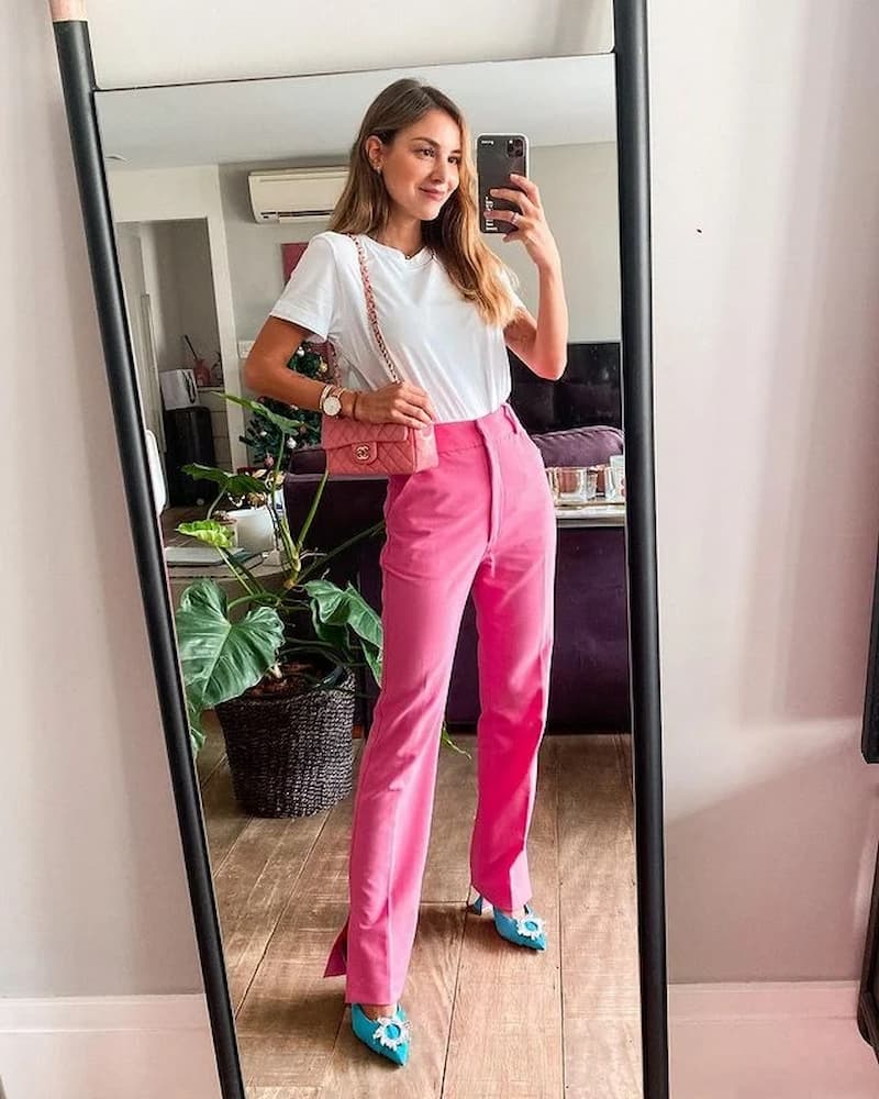 looks femininos com calça de alfaiataria rosa e camiseta branca 