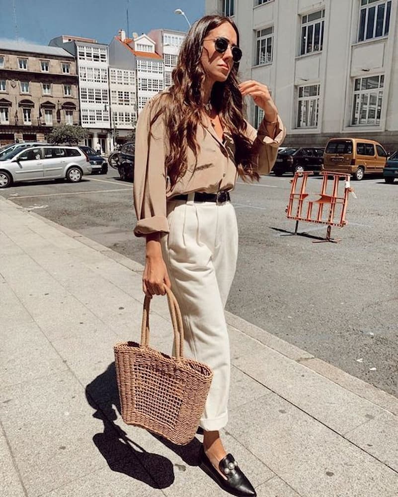 sapato de bico fino para look com calça de alfaiataria feminina e camisa bege 