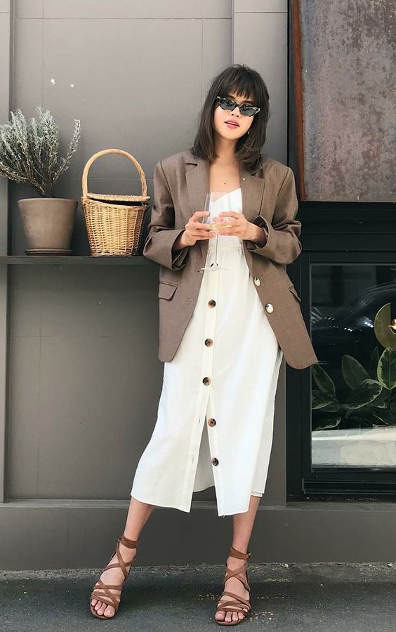 blazer para look com vestido branco com botões na frente 