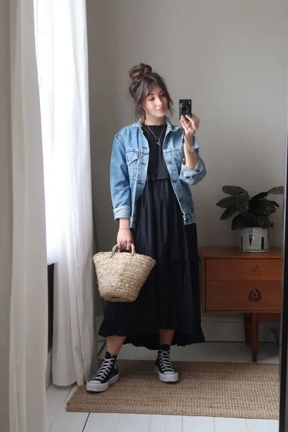 como usar vestido midi no inverno com tênis e jaqueta jeans 