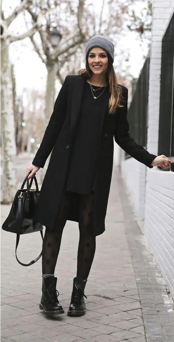 look all black com coturno e gorro para look com vestido no inverno 