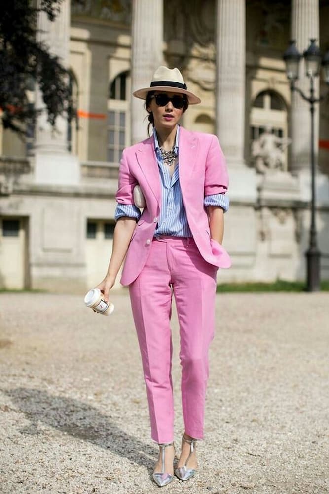 look com conjunto alfaiataria feminino rosa com camisa azul listrada