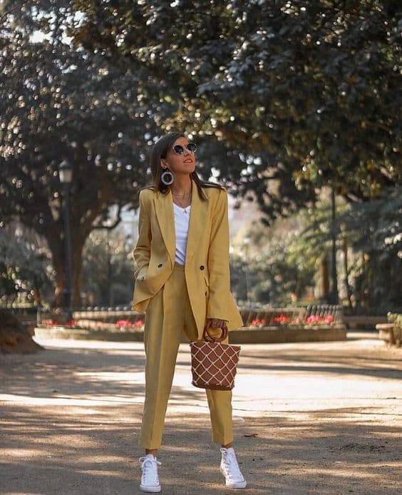 look com conjunto feminino de alfaiataria amarelo e tênis branco 