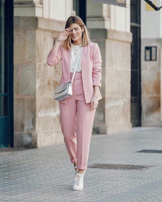 look com tênis e camiseta branca e conjunto alfaiataria feminino rosa