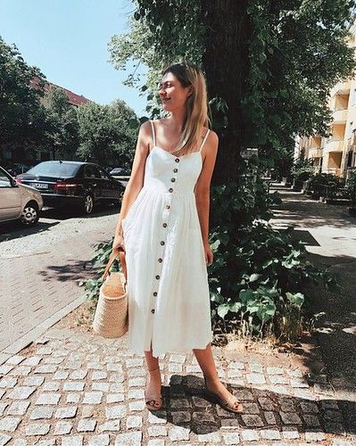 Look despojado com vestido branco com botões na frente midi 