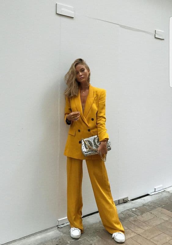 Look monocromático com tênis e conjunto alfaiataria feminino amarelo