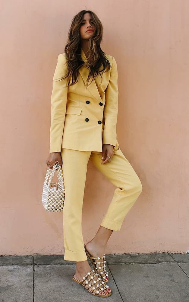 rasteirinha para look com conjunto feminino de alfaiataria amarelo