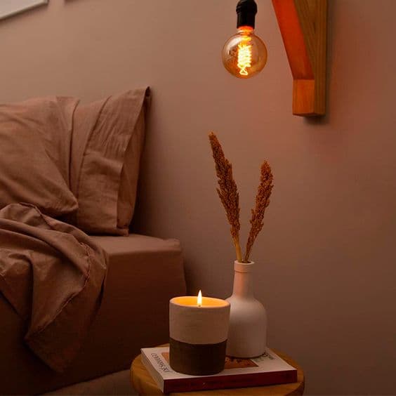 Decoração de inverno para quarto com velas e luz amarela 