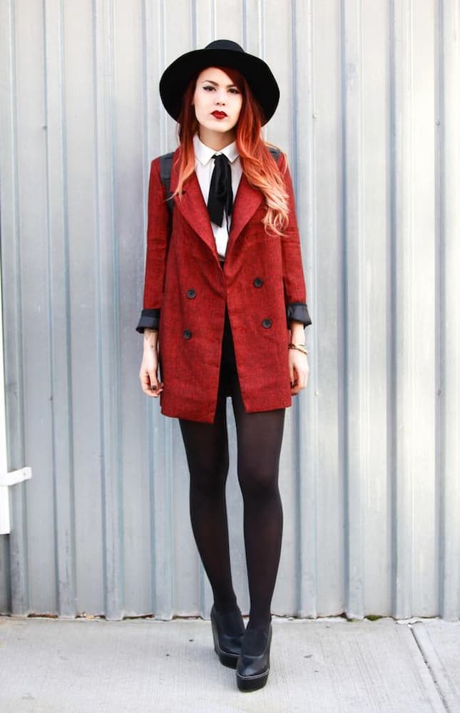 ideia de look balada inverno com camisa de laço e blazer vermelho