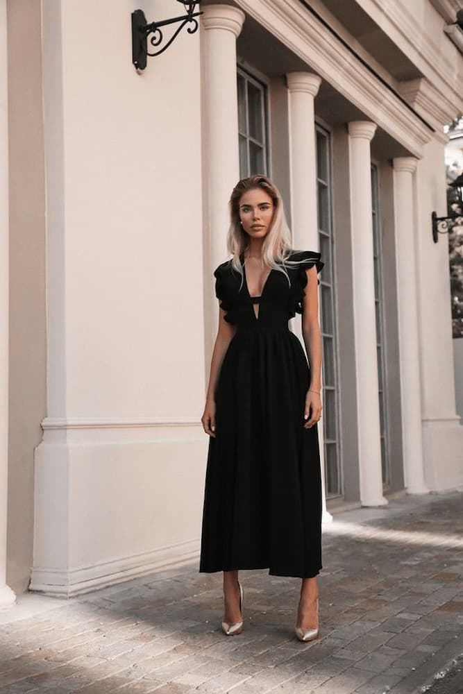 ideia de look preto para festa com vestido midi