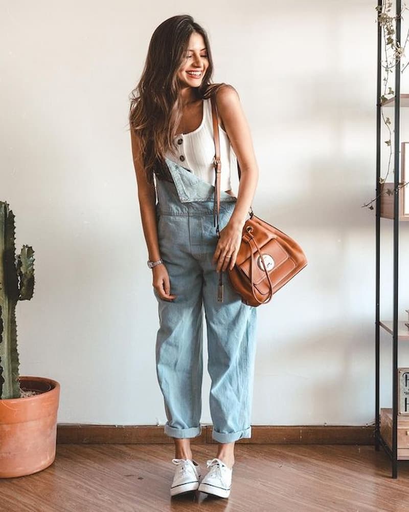 look básico de verão com regata e jardineira jeans 