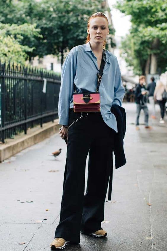 look com camisa azul e bolsa com alça transversal 