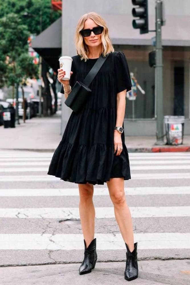 look preto feminino com vestido e bota 