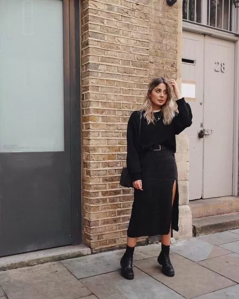 look todo preto para inverno com saia midi e suéter 