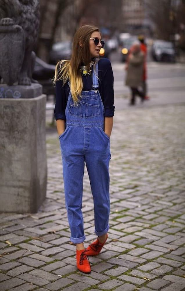 sapato laranja para look com jardineira jeans e blusa azul marinho 